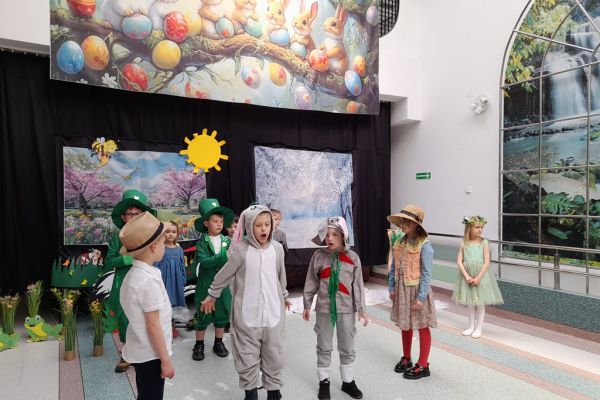 Występujące dzieci na holu Domu.