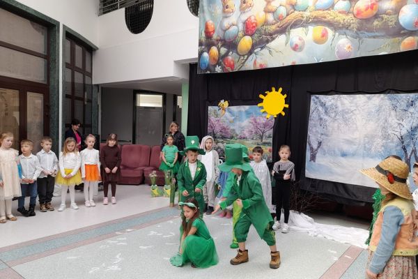 Występujące dzieci na holu Domu.