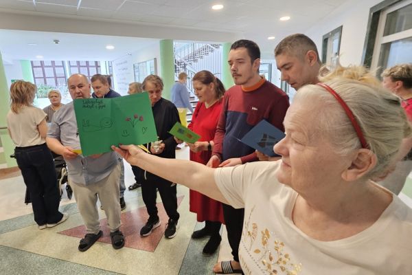 Mieszkańcy otrzymuja kartki z życzeniami od dzieci.