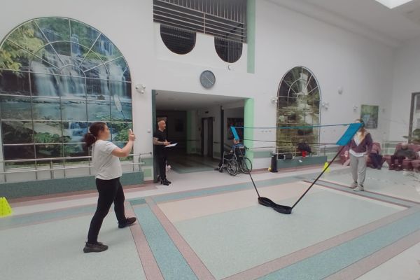  Mieszkańcy grają w badmintona na holu domu.