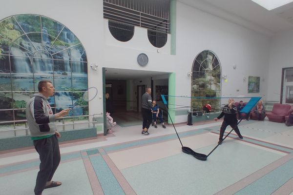  Mieszkańcy grają w badmintona na holu domu.