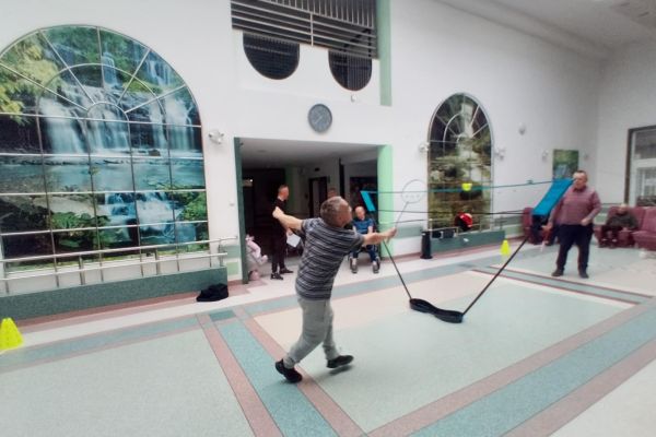  Mieszkańcy grają w badmintona na holu domu.