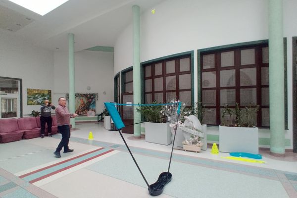  Mieszkańcy grają w badmintona na holu domu.