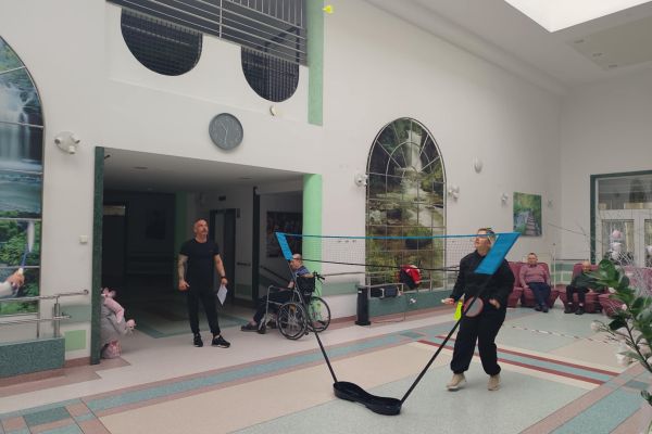  Mieszkańcy grają w badmintona na holu domu.