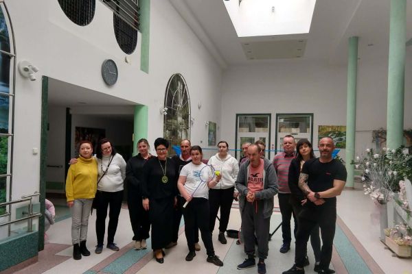 Grupowe zdjęcie mieszkańców grających w turnieju.