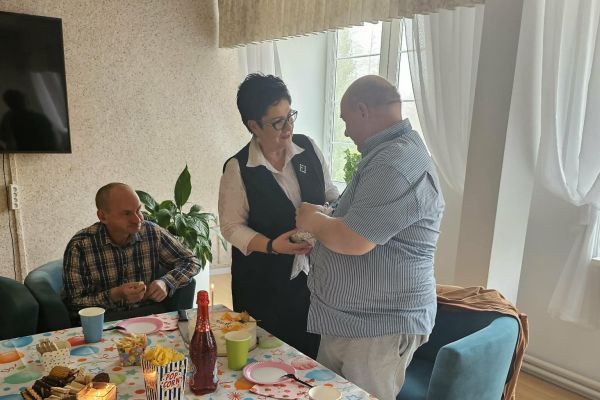 Pani Dyrektor składa mieszkańcowi życzenia.