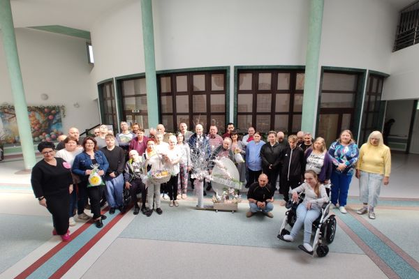 Grupowe zdjęcie mieszkańców i Pani Dyrektor z pania Wójt.