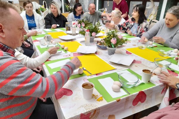 Mieszkańcy malują jajka.