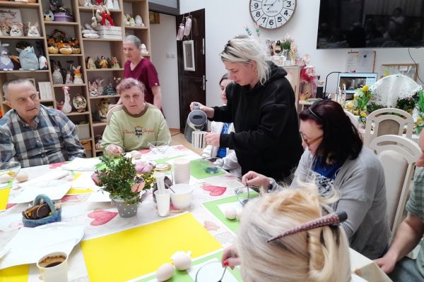 Mieszkańcy malują jajka.