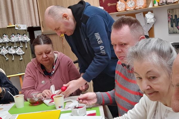 Mieszkańcy malują jajka.