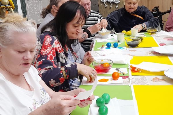 Mieszkańcy malują jajka.