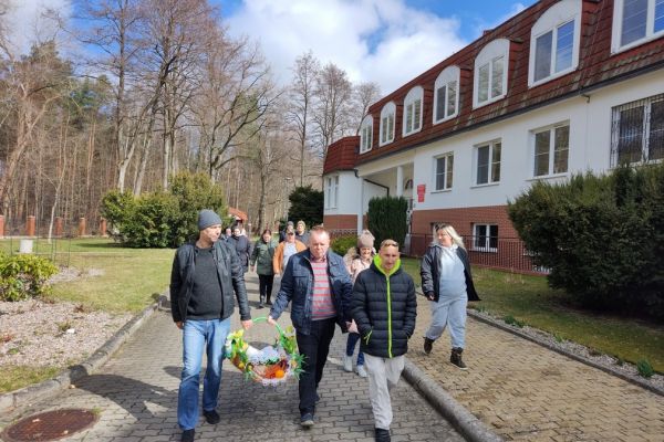 Mieszkańcy idą ze święconką.