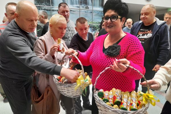 Pani Dyrektor rozdaje czekoladowe zajączki.