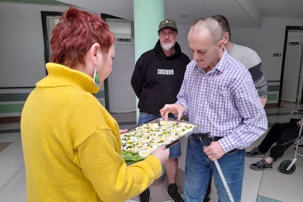 Pani Kierownik rozdaje jajka z tacy.