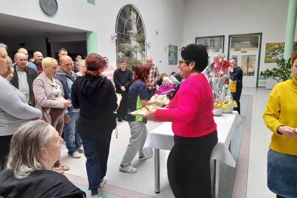 Pani Dyrektor rozdaje jajka z tacy.