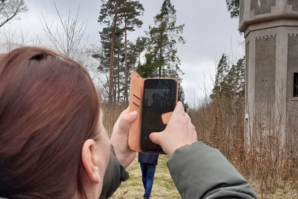 Mieszkanka fotografuje przyrodę telefonem.