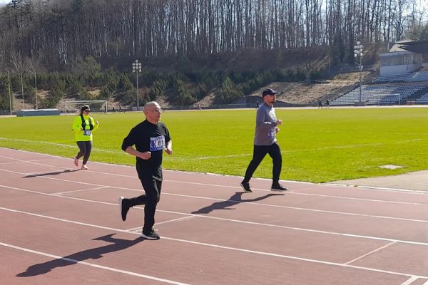 Mieszkaniec biegnie na stadionie.