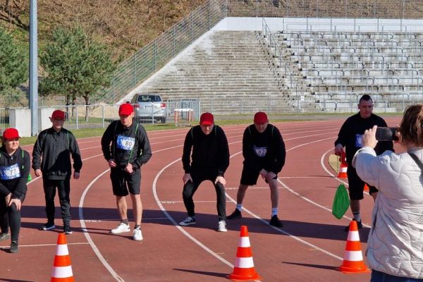 Mieszkańcy ustawieni do startu w biegach na stadionie.