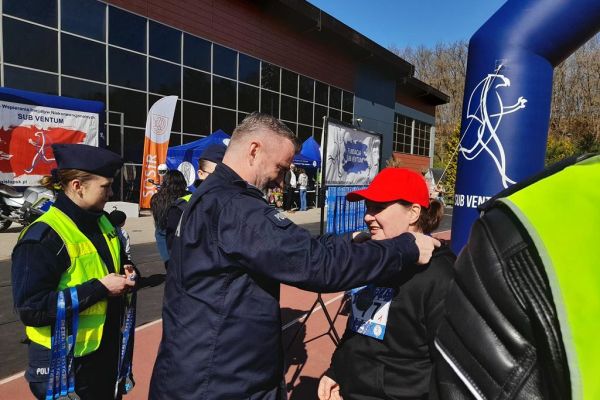 Mieszkanka otrzymuje medal.