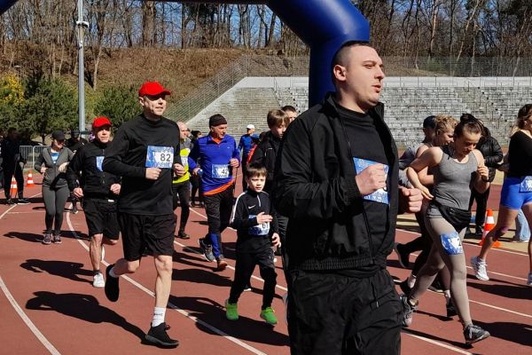 Mieszkańcy biegną  w biegach na stadionie.