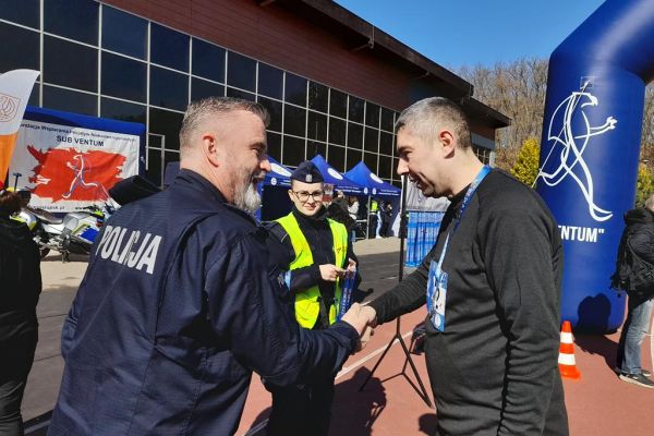 Mieszkaniec otrzymuje medal.