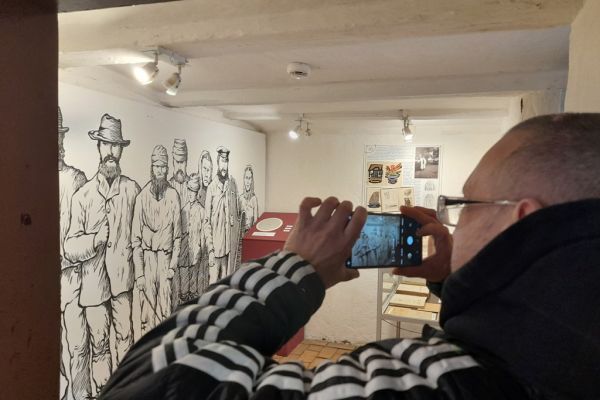 Mieszkaniec fotografuje pomieszczenie w zagrodzie w Klukach.