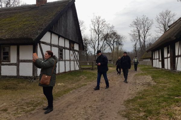 Mieszkańcy fotografują zagrodę w Klukach.