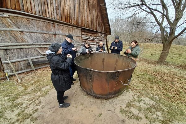 Mieszkańcy fotografują zagrodę w Klukach.