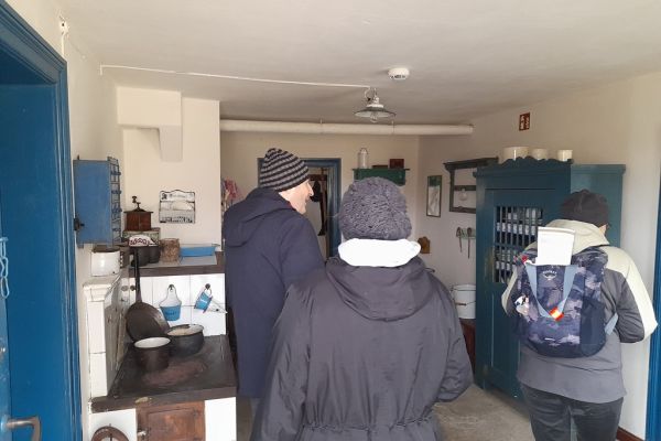 Mieszkańcy fotografują pomieszczenie w zagrodzie w Klukach.