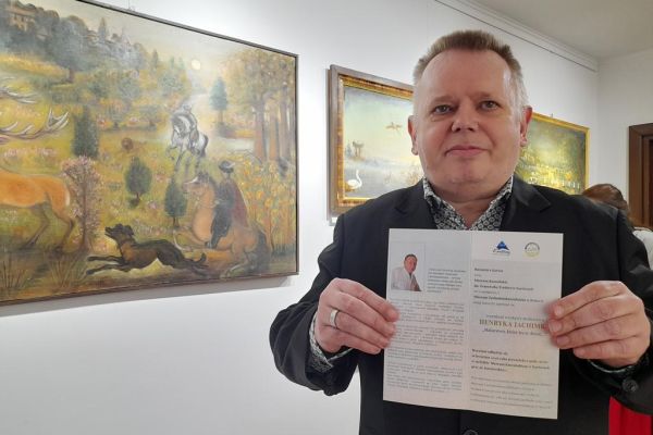 Mieszkaniec pokazuje zaproszenie.