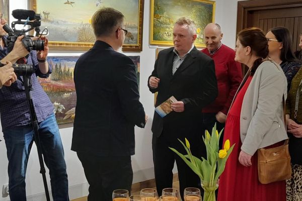 Nasz Mieszkaniec otrzymuje prezent od dyrektora Muzeum w Bytowie.