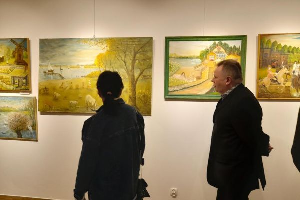 Mieszkańcy oglądają obrazy.
