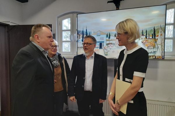 Mieszkaniec rozmawia z Panią Dyrektor Muzeum w Kartuzach.