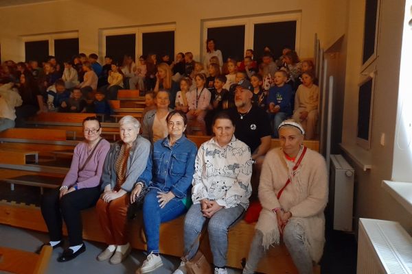Mieszkańcy wraz z innymi oglądającymi występ na widowni.