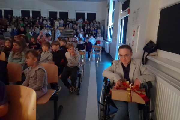 Mieszkańcy wraz z innymi oglądającymi występ na widowni.