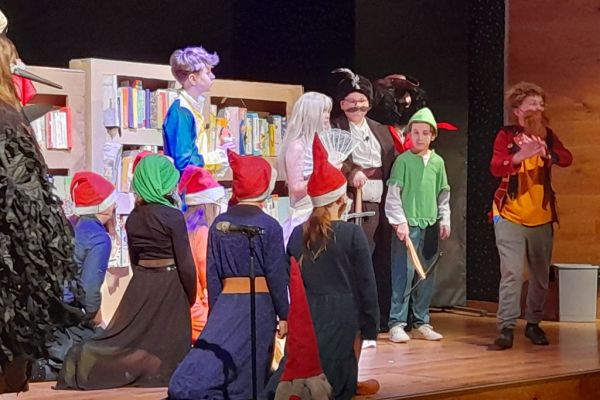 Występujące w sztuce dzieci na scenie.