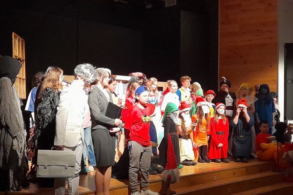 Występujące w sztuce dzieci na scenie.