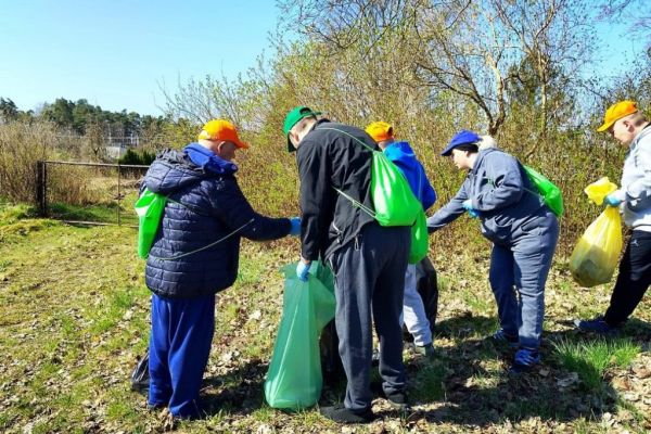 Mieszkańcy chodzą po miejscowości z workami i zbierają śmieci.