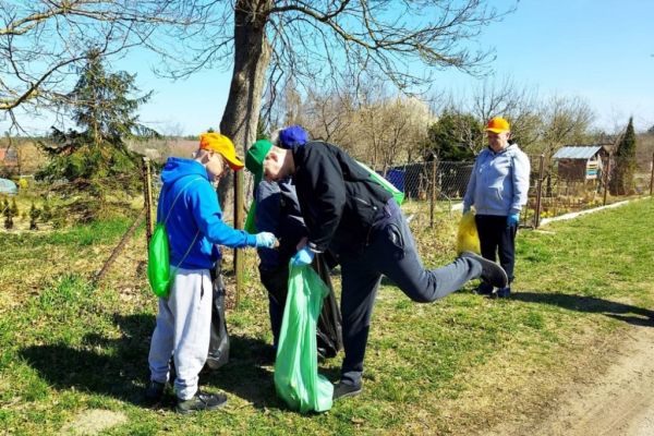 Mieszkańcy chodzą po miejscowości z workami i zbierają śmieci.