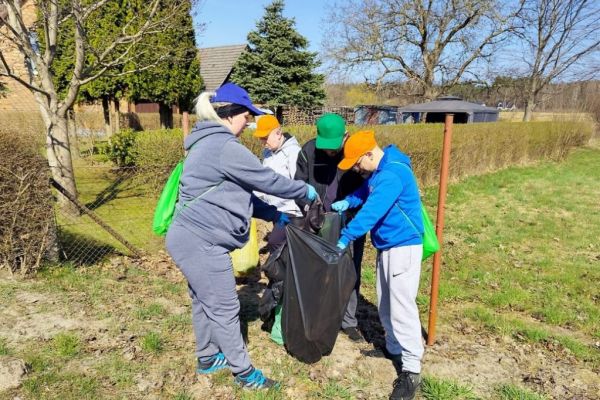 Mieszkańcy chodzą po miejscowości z workami i zbierają śmieci.