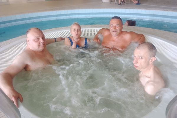 Czworo mieszkańców w jacuzzi.