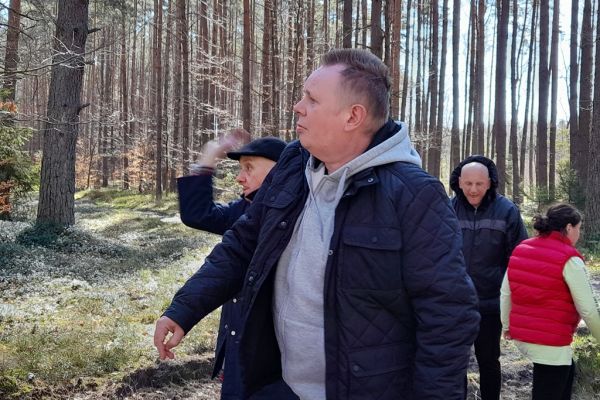 Mieszkańcy rzucają szyszką do celu.