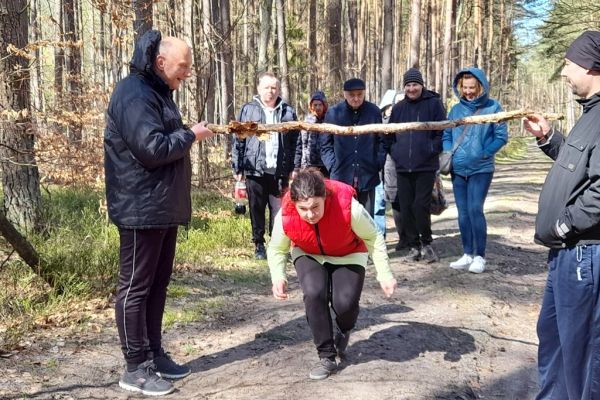 Mieszkańcy przechodzą pod kijkiem.