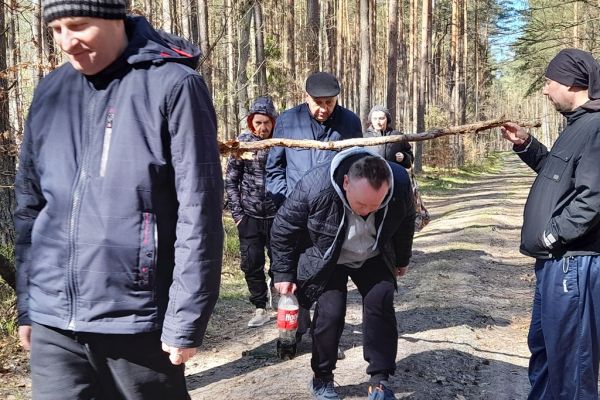 Mieszkańcy przechodzą pod kijkiem.