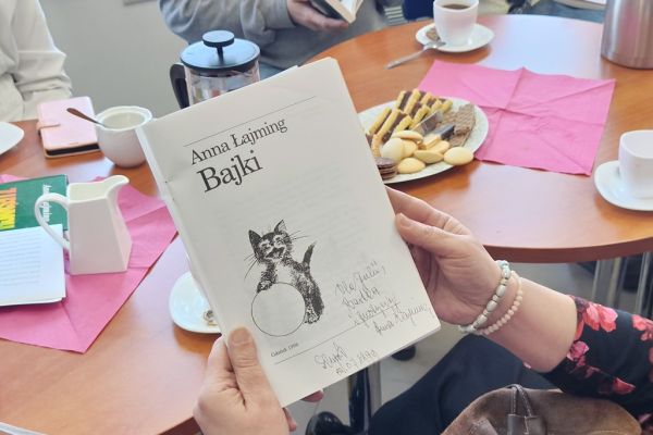 Mieszkaniec czyta książkę.