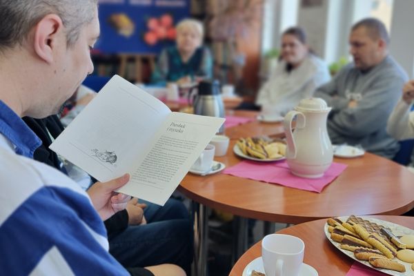 Mieszkaniec czyta książkę.