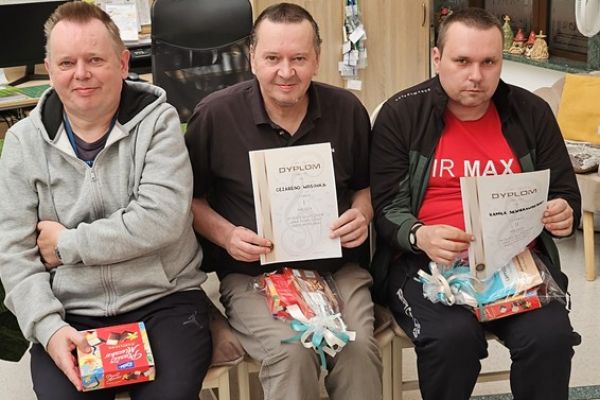 Troje nagrodzonych mieszkańców z nagrodami.