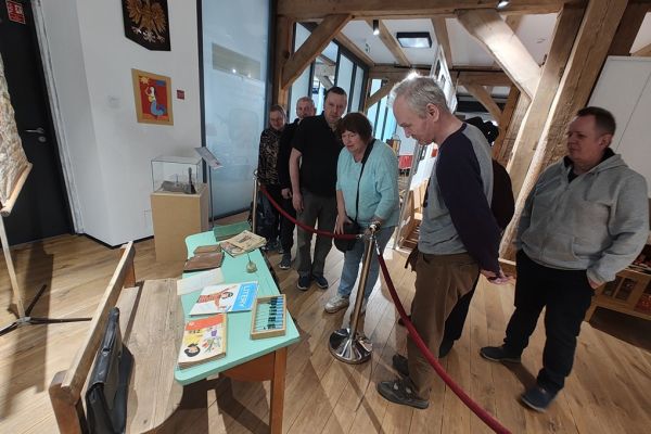 Mieszkańcy oglądają eksponaty w muzeum.