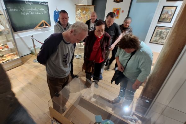 Mieszkańcy oglądają eksponaty w muzeum.