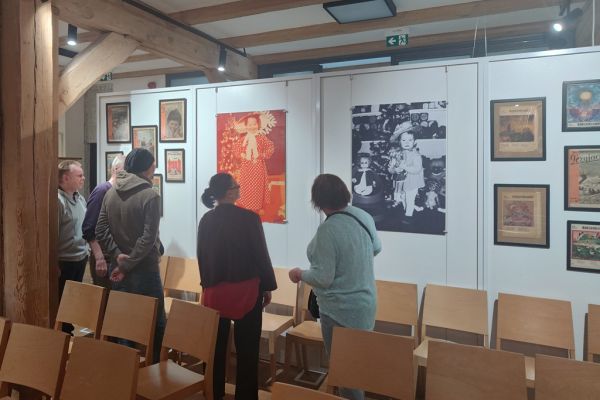 Mieszkańcy oglądają eksponaty w muzeum.